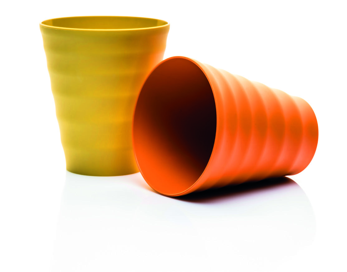 Zwei farbige Becher